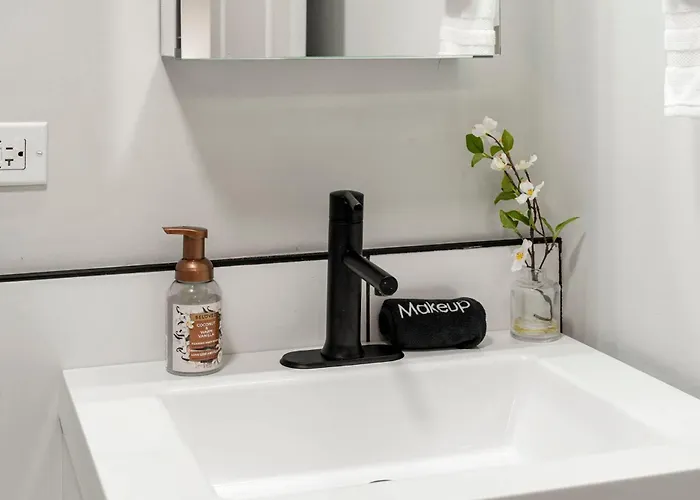 Welcome To Our Charming 2bd 2ba Pilsen *