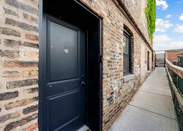 Welcome To Our Charming 2bd 2ba Pilsen